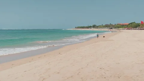 Long sandy beach with turquoise water , Nusa Dua, Bali 库存影片 336515243