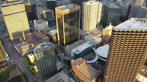 Long shadows fall between downtown Dallas blocks in late afternoon light Видео 98258031
