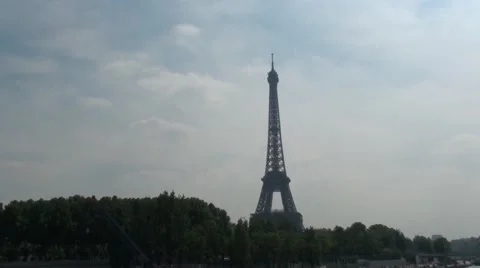 Long shot of the Eiffel Tower Vídeos de archivo 40336741