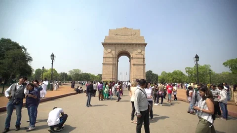 Long shot of India Gate Stockbeeldmateriaal 95716820