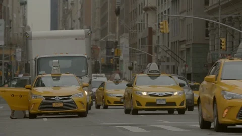 Long shot looking down NYC avenue Stock Footage 104580168