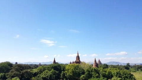 Long shot of pagodas spread out, landscape, mountains on horizon, trees, Bagan Stockbeeldmateriaal 78841269