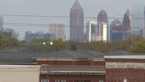 Long shot of partial Atlanta, GA skyline as MARTA subway train passes 库存影片 74487902