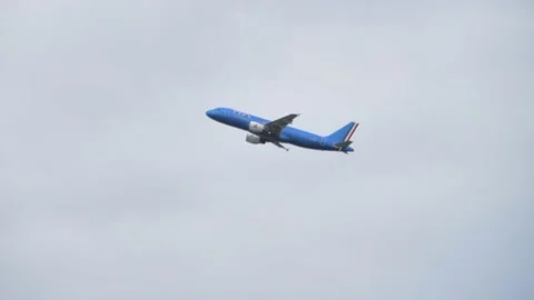 Long shot, passenger plane approaching to land. Airliner flies in cloudy gray Video stock 239659653