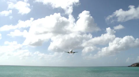 Long Shot of a Plane Flying Directly Overhead in Caribbean 스톡 동영상 33466815