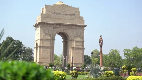 Long shot with roll focused of India gate in New Delhi with depth of field Stockbeeldmateriaal 95717124