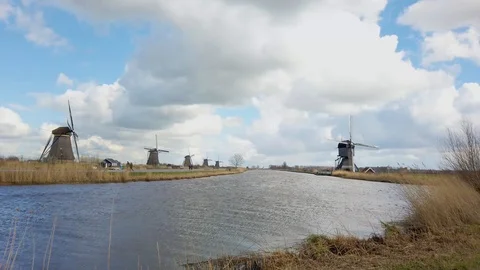 Long shot of several Windmills at Kinderdijk 動画素材 104779422