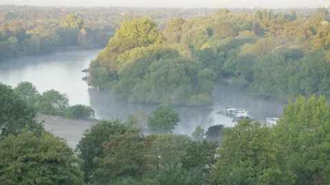 Long shot of Thames river bend on a misty, clear morning Stock-Footage 150376573