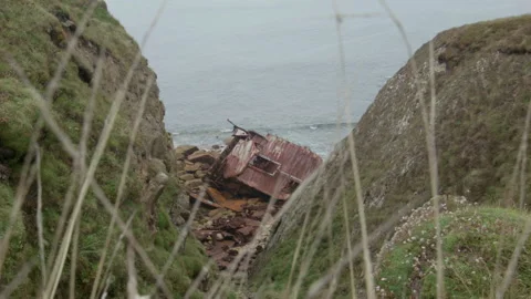 Long shot through grass, Shipwreck RMS Mülheim, Lands End, Cornwall UK 動画素材 156199281