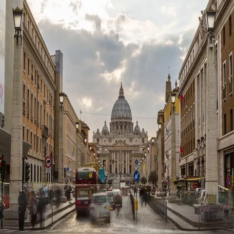 Long shot timelpse of Saint Peter's basilica Dome at sunset with car traffic Stockbeeldmateriaal 69542285