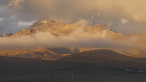 Long shot View white mountain range, Callejon de Huaylas, Perù Huaraz Sunset Stock Footage 106489882