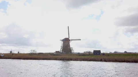 Long shot of a windmill at Kinderdijk 動画素材 104779383