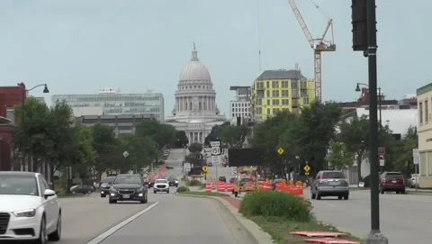 Long Shot of Wis. Sate Capitol &amp; Traffic on E. Wash. Ave. Stock Footage 201686190
