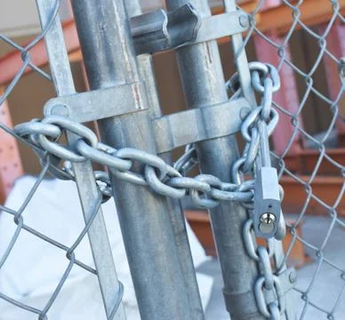 Long silver keyed lock on a gate Foto stock