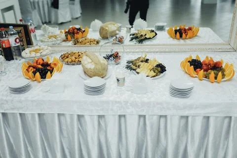Long table draped in crisp white cloth Foto stock