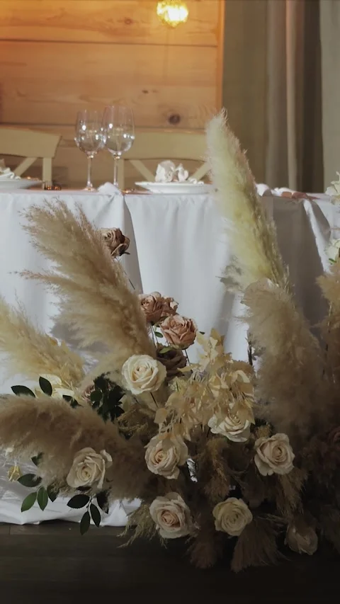 Long table with flowers and candlelight in the wedding. Banquet decor, tent Stock-Footage 308396544