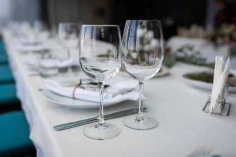 Long table with a white tablecloth. wedding table setting Foto stock