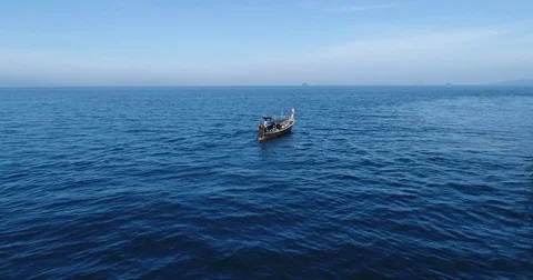 Long-Tail Boat beside Forested Thai Island Cliff 動画素材 71298807