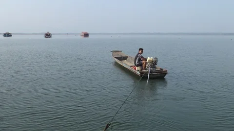 Long tail boat driver drag the raft of tourist into the Doitao lake. Stock Footage 88234951