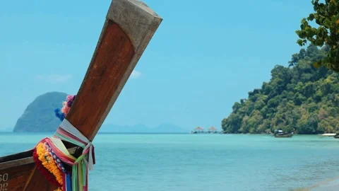 Long-tail boat floating on turquoise tropical water Stock-Footage 334411904