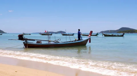 Long tail boat leaving the beach in the morning Video stock 56444628