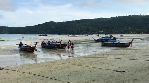Long Tail Boat Low Tide Phi Phi Island Thailand Vidéo 76941394