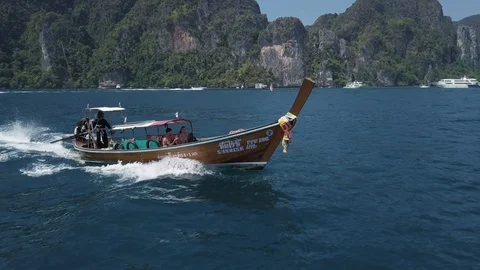 Long tail boat speeding in phi phi islands thailand Vídeos de archivo 107685286