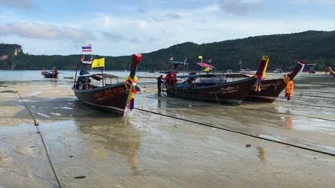 Long Tail Boats beached at low tide Phi Phi Island Thailand. 스톡 동영상 76941409