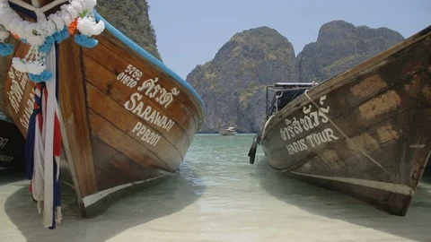 Long tail boats beached in Maya Bay, Thailand Video stock 89058018