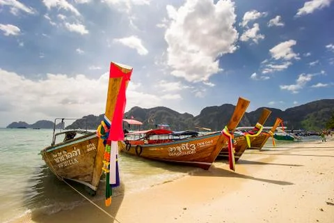 Long tail boats in phi phi islands Foto stock