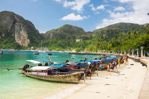 Long tail boats in phi phi don Thailand Foto stock