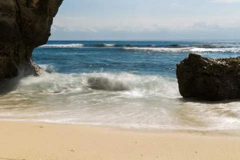 Long Term Exposure waves beach rocks Nusa Lembongan Indonesia Foto stock