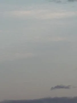 Long Thin Cloud Band Across Muted Evening Sky Stock-Fotos