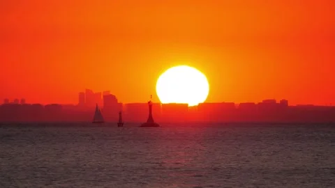 Long time lapse shot of sunset at Istanbul, large sun disk quickly move down Vidéo 168086083