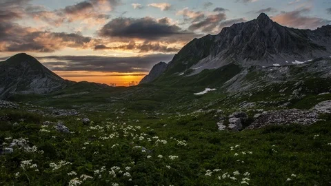 Long timelapse of alpine meadow at sunset 库存影片 88181776