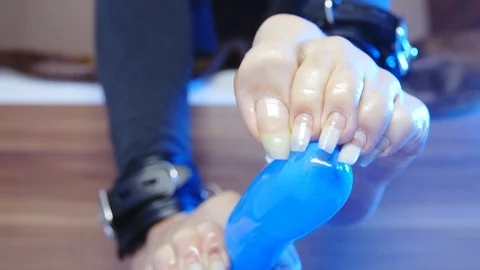Long toenails scratch a balloon kinky fetish 4K 스톡 동영상 105796876