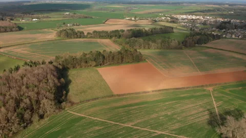 Long transverse flight over the patchwork of fields in Oxfordshire Stock Footage 151893574