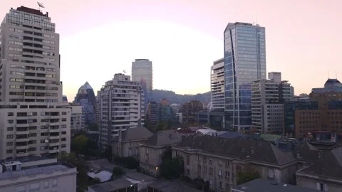 Long twilight drone glide across Apoquindo skyline Santiago Chile 库存影片 334637316