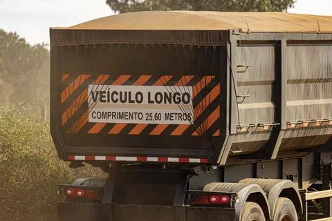 Long vehicle warning 25.6 meters length in Brazilian Portuguese Stock Photos