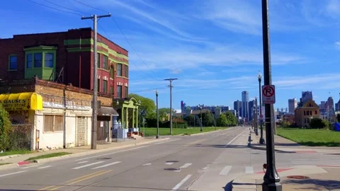 Long view on Brush St from abandoned buildings to GM Headquarters in distance Vídeo Stock 132924771