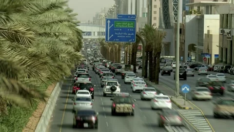 Long view of King Fahd Road traffic and signs in time lapse 库存影片 346428393
