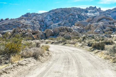 A long way down the road going to Joshua Tree National Park, California Foto stock