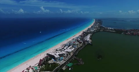 Long white beach curving past hotels at Cancun 库存影片 59527377