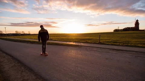 Longboarder side backlight flare gras extremwide Stock-Footage 153518032