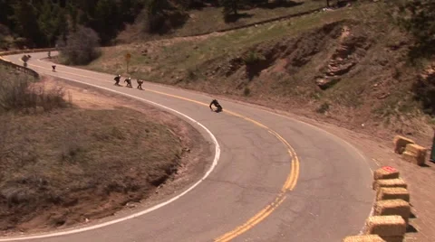 Longboarders going down curvy hill Video stock 50981978