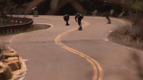 Longboarders racing 스톡 동영상 50981590