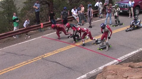 Longboarders at start line Vídeo Stock 50981632