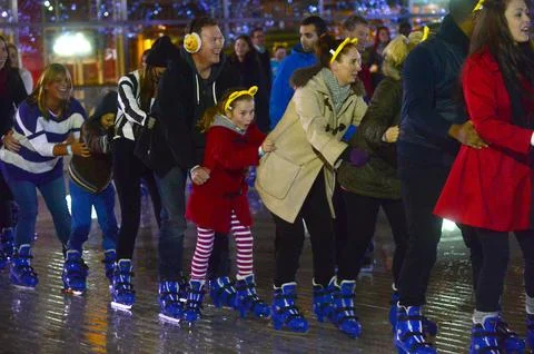 Longest Conga On Ice Attempt Tonight In Canary Wharf. Pic James Emmett. Stock Photos