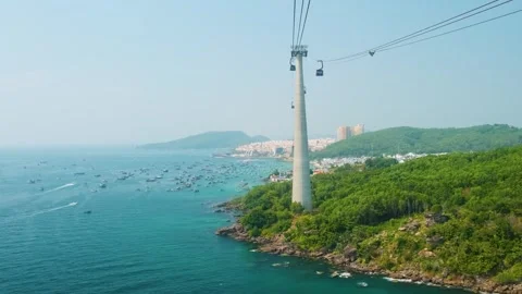 Longest Hon Thom cable car crossing over turquoise sea and lush green hills in 库存影片 322070382