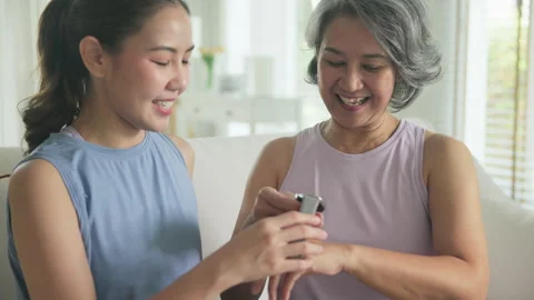 Longevity anti-aging medication for asia woman. Healthy mother daughter lif.. Vidéo 303228048